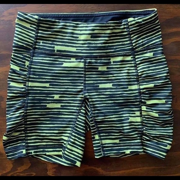 Lululemon Seawheeze Shorts - Picture 2 of 3